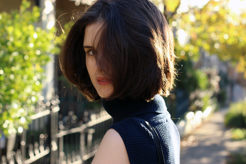 CHLOE-HILL-FASHION-BLOG-_-Brunette-wavy-textured-bob-and-navy-turtleneck-top