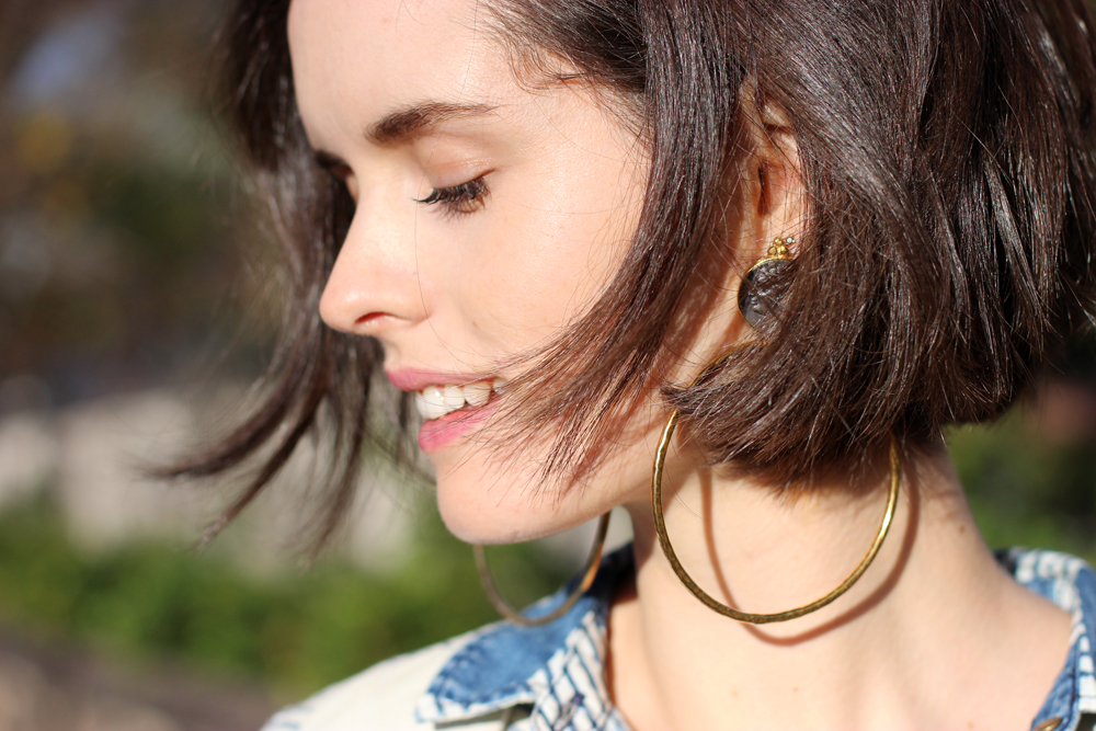 CHLOECHILL-FASHION-BLOG-_-Christie-Nicolaides-large-gold-coin-hoop-earrings